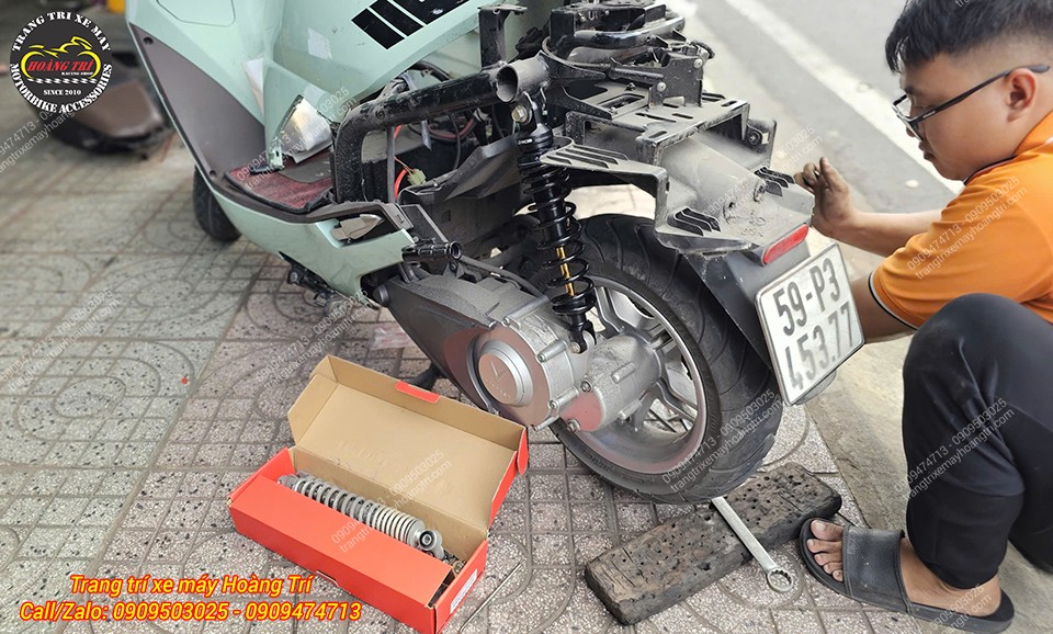 Kỹ thuật viên Hoàng Trí Shop tiến hành lắp phuộc RCB Series C2 cho xe điện VinFast Vento