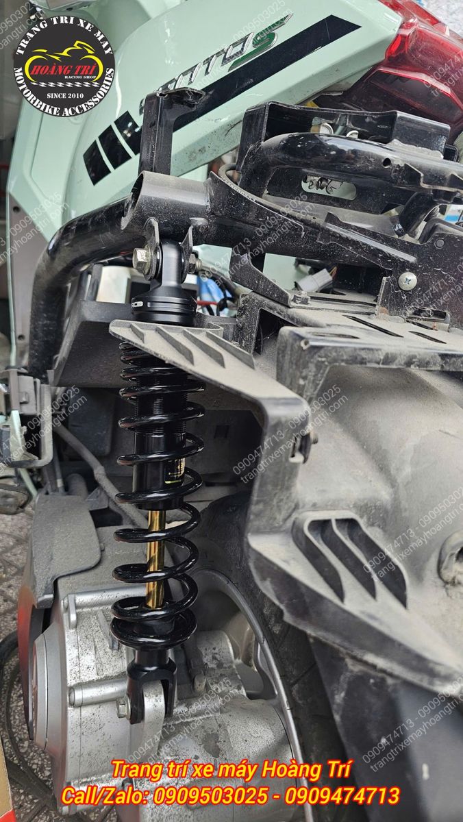 Chi tiết phuộc RCB Series C2 ti vàng gắn hoàn thiện, đảm bảo độ nhún êm và thẩm mỹ cao