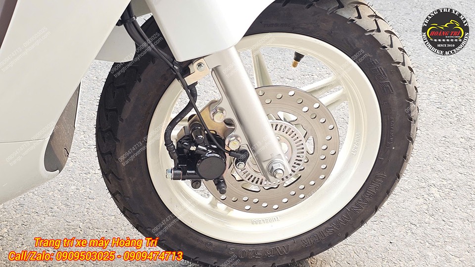 Cận cảnh bánh trước xe điện Vento với chiếc phuộc zin với tông màu bạc