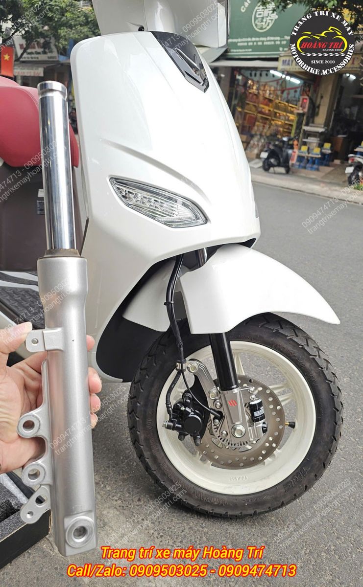 Trên tay phuộc zin kém sắc và trên xe là cặp phuộc Kingham phong cách thể thao