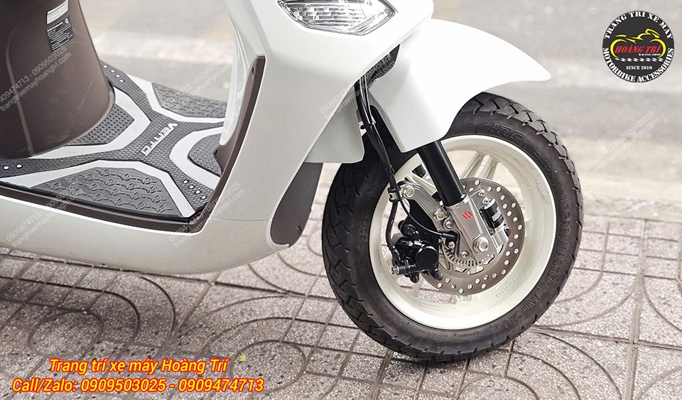 Cận cảnh bánh trước Vento với phuộc Kingham, sử dụng lại heo dầu và đĩa phanh zin