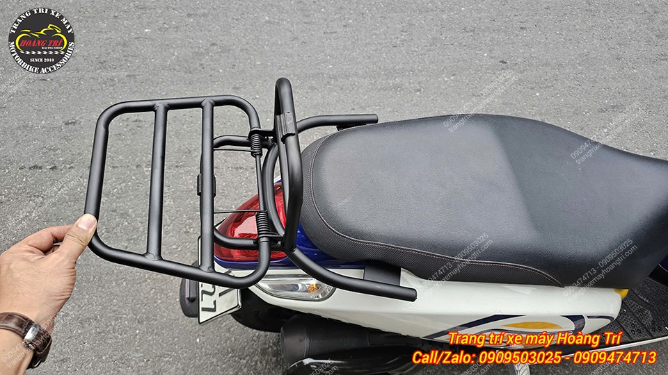 Baga sau kiểu Vespa được bật ra để chở nhiều vật dụng trên xe Scoopy 2014