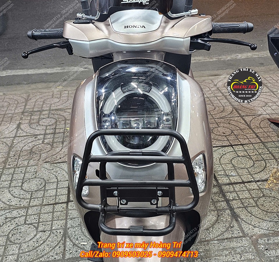 Trên hình là chiếc Scoopy 2025 lắp baga trước Scoopy mẫu HT