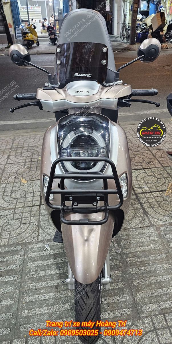 Góc nhìn trực diện Scoopy gắn baga trước, ngoại hình gọn gàng, hài hòa với thiết kế xe