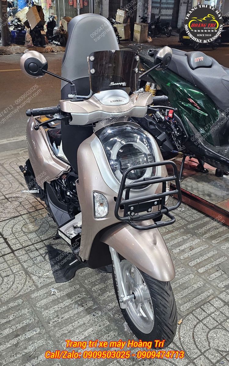Góc nghiêng Scoopy lắp baga trước, tăng nét cổ điển và tiện dụng khi di chuyển hằng ngày