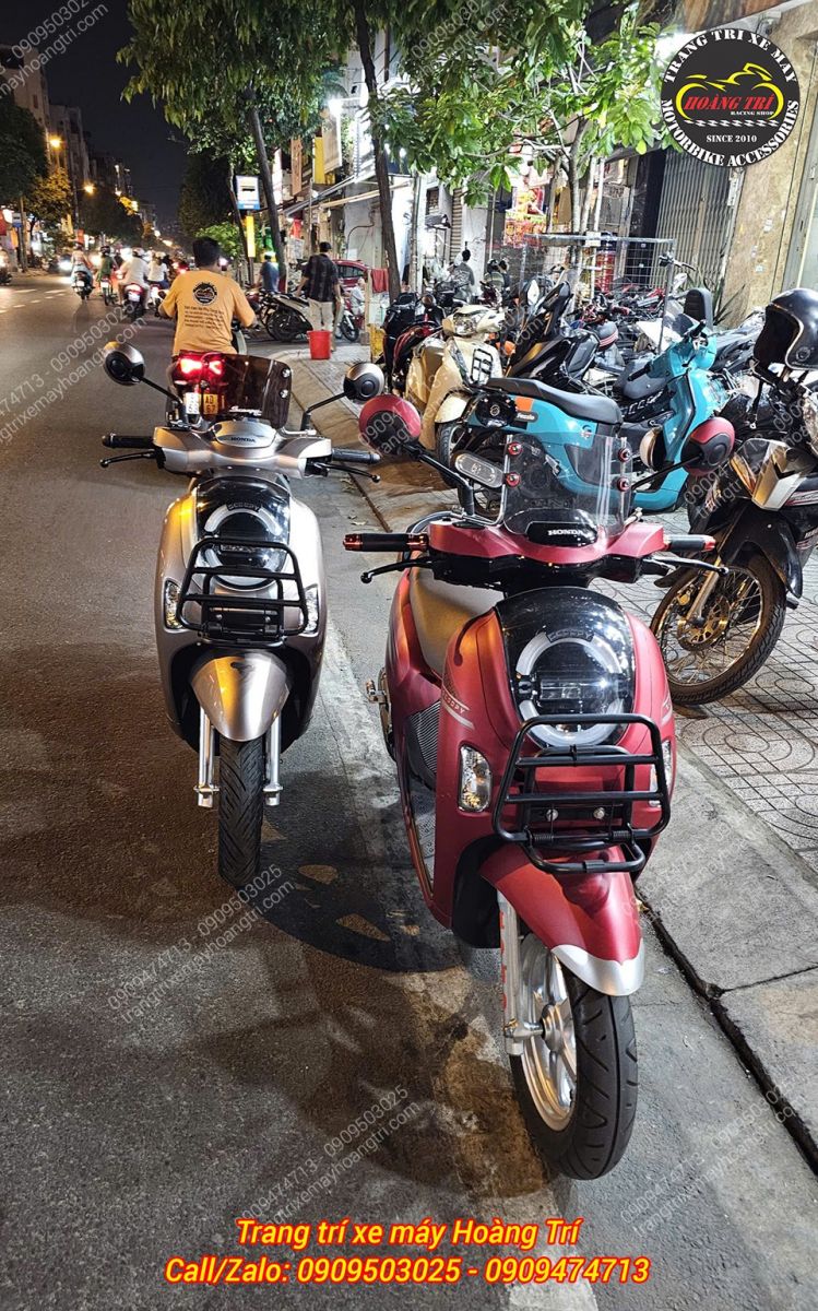 2 chiếc Scoopy 2025 cùng lắp baga trước mẫu HT phù hợp đi phố và cả đi chơi