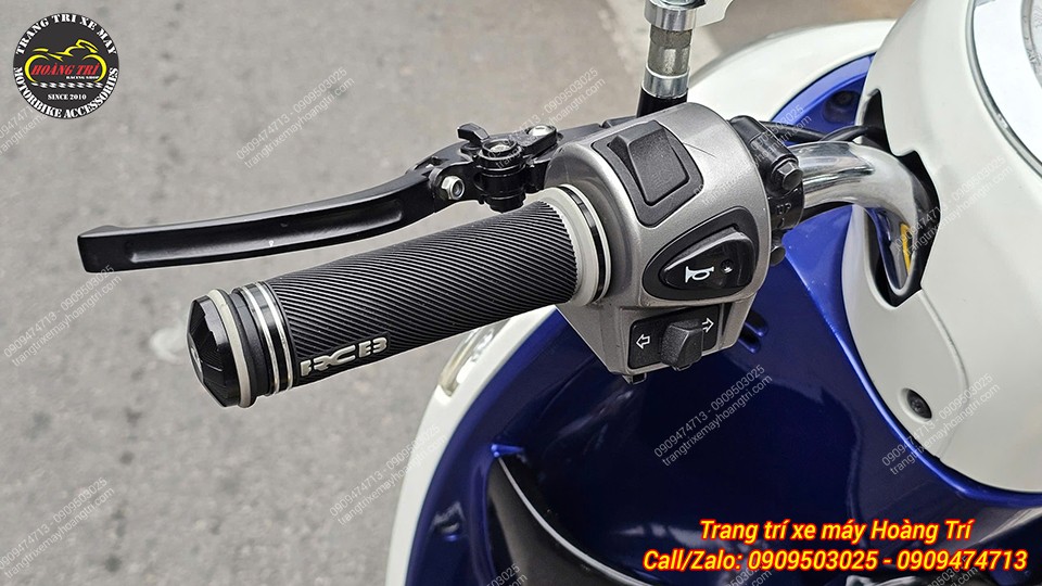 Cận cảnh bao tay RCB AHG66 lắp Scoopy 2014, cao su bám tay tốt, cầm nắm êm ái