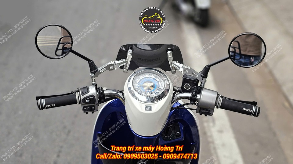 Góc lái trực diện Scoopy 2014 với bao tay RCB AHG66 và nhiều phụ kiện khác