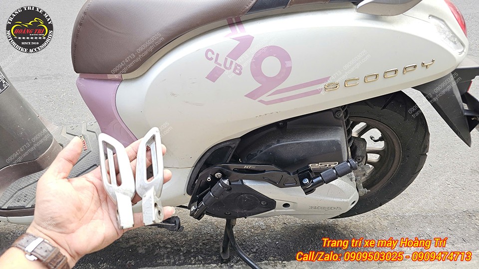 Trên tay gác chân zin của Scoopy và trên xe là mẫu gác chân phụ HTR đã hoàn thiện