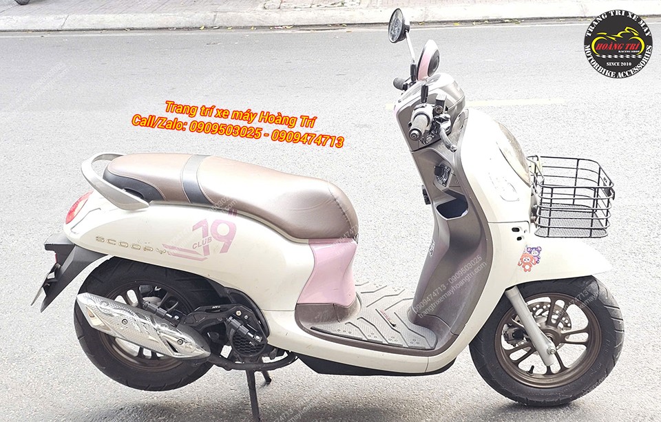 Tổng thể Scoopy màu kem hồng trang bị gác chân phụ HTR, với một số phụ kiện khác