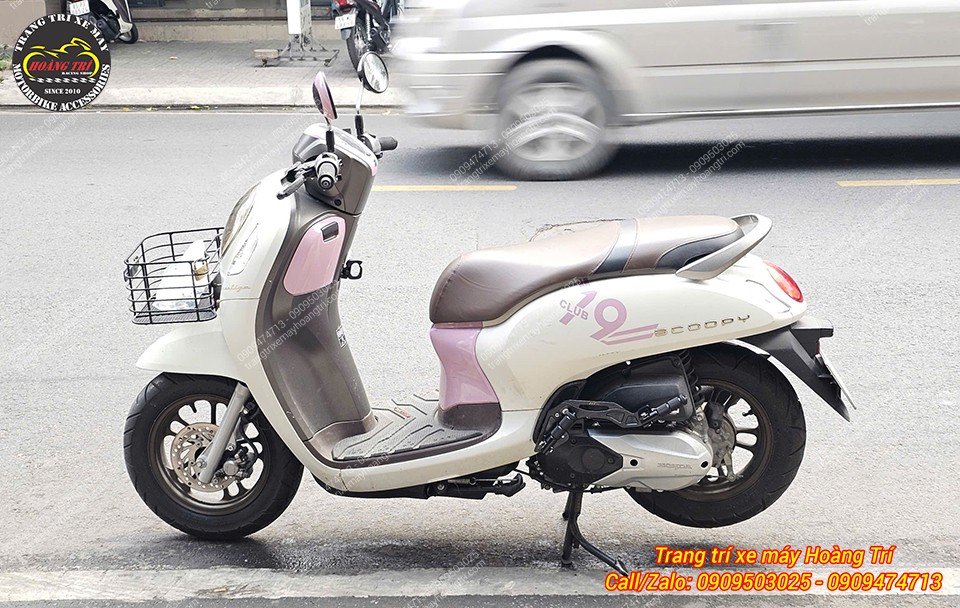 Góc toàn xe Scoopy sau khi lắp gác chân phụ HTR, tăng tiện nghi gác chân mà vẫn gọn nhẹ, đẹp mắt