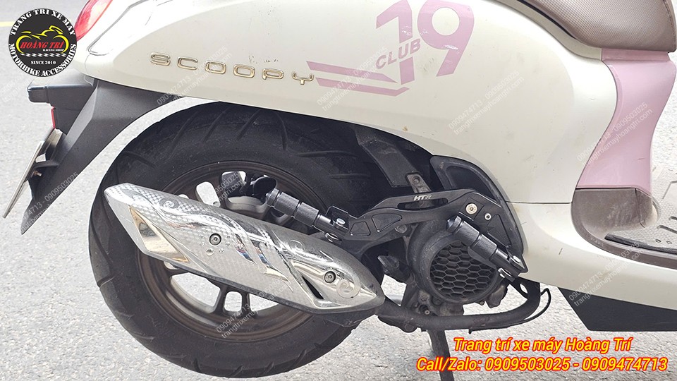 Cận cảnh gác chân phụ HTR nhôm CNC lắp Scoopy, thiết kế gập gọn, chắc chắn