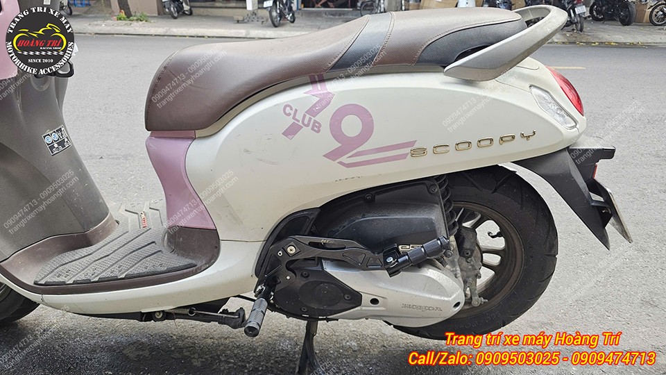 Góc nghiêng bên trái Scoopy trang bị gác chân phụ HTR, hỗ trợ người ngồi sau tiện lợi