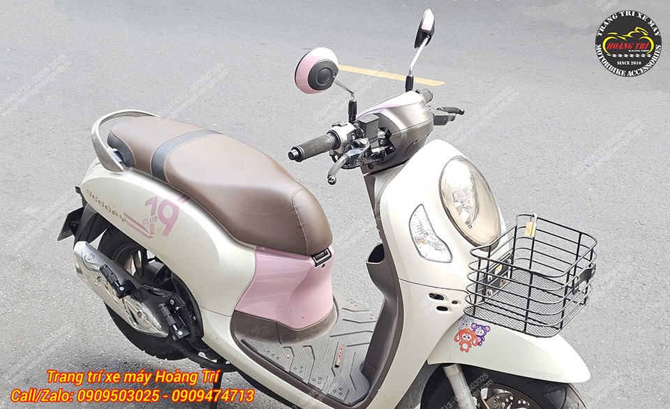 Chiếc Scoopy còn nâng cấp rổ trước mặt nạ mang đến tiện ích tối đa cho xế cưng