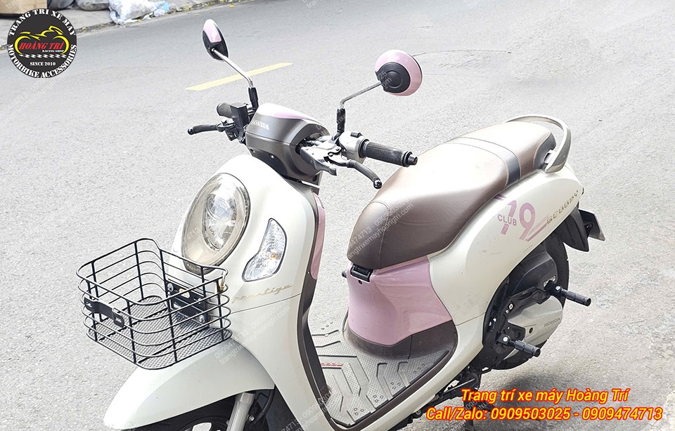 Với một phụ kiện nhưng được hai gác chân sau giúp hai người ngồi sau an toàn hơn