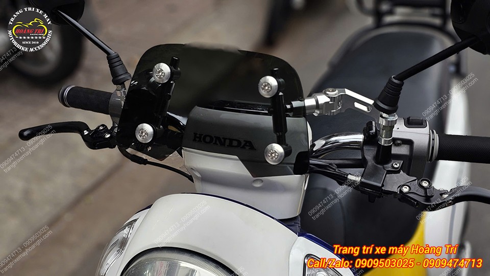 Mặt trước Scoopy trang bị kính chắn gió HTR, thiết kế gọn gàng, giữ trọn nét cổ điển