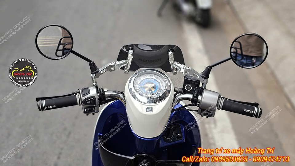 Góc lái xe Scoopy sau khi lắp kính chắn gió HTR, tăng cá tính tổng thể cho xe