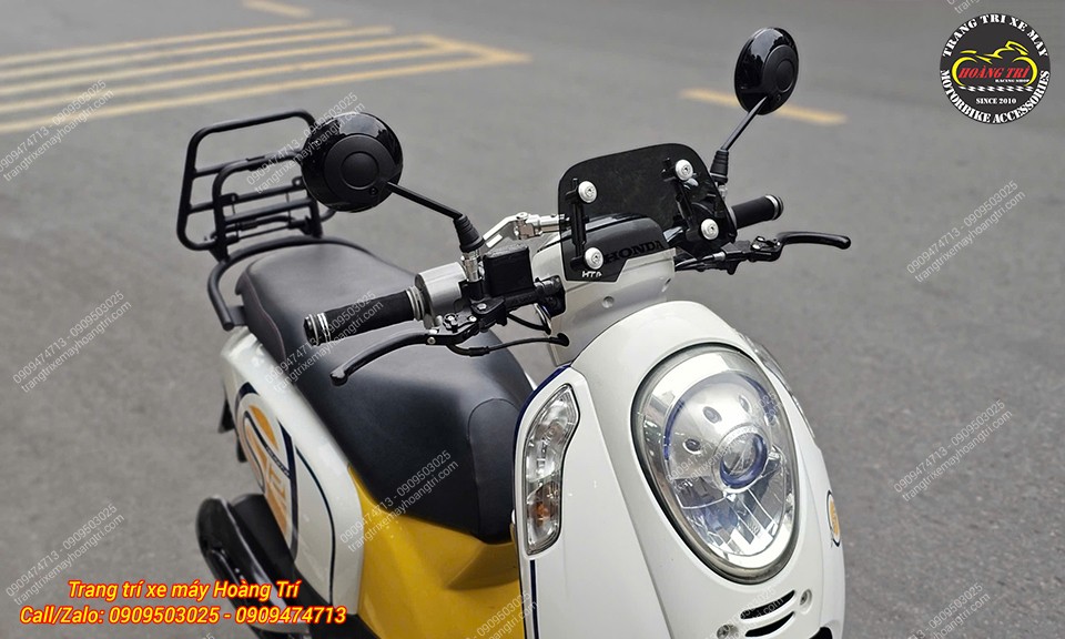 Tổng thể đầu xe Scoopy kết hợp với kính chắn gió HTR là cặp kính hậu tròn cổ điển