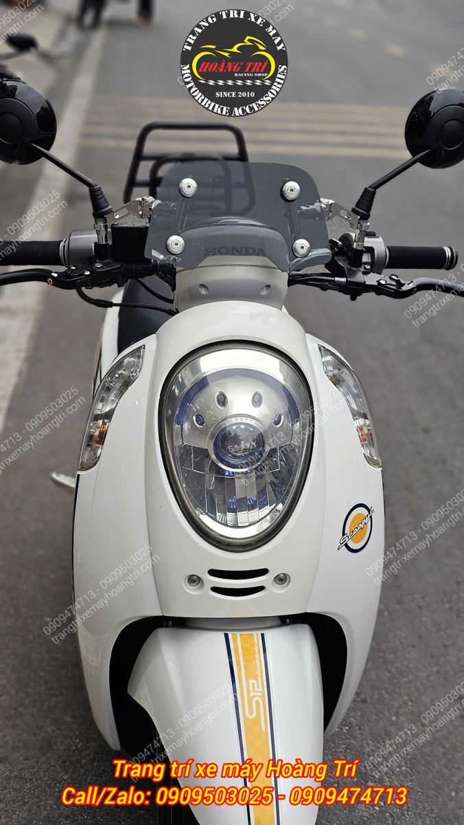 Thiết kế nhỏ gọn làm bật tông cặp pát nhôm màu bạc nổi bật trên xe