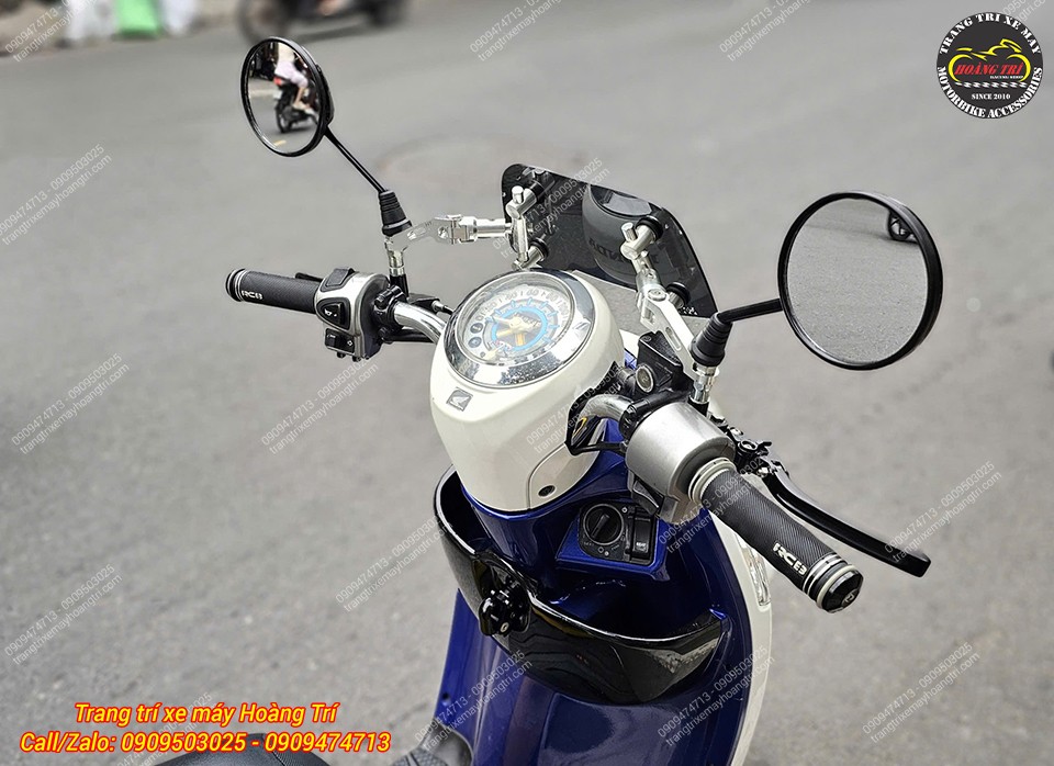 Cận cảnh kính hậu tròn kiểu Scoopy nhìn từ góc lái, tầm quan sát rộng, dễ điều chỉnh