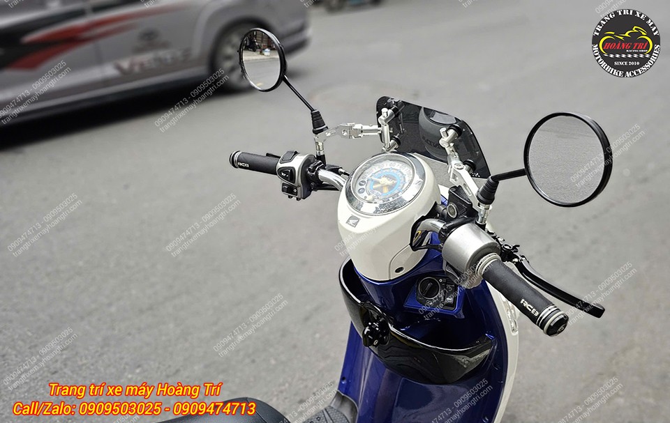 Góc nghiêng tay lái Scoopy 2014 với kính hậu tròn, tạo cảm giác gọn gàng, cân đối hai bên