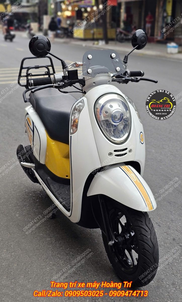 Anh khách còn trang bị thêm kính chắn gió HTR kết hợp cùng cặp kính hậu tròn