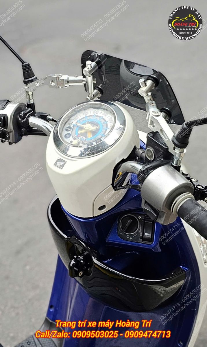 Góc view xịn sò với sự góp mặt của nhiều phụ kiện tiện ích trê Scoopy 2014