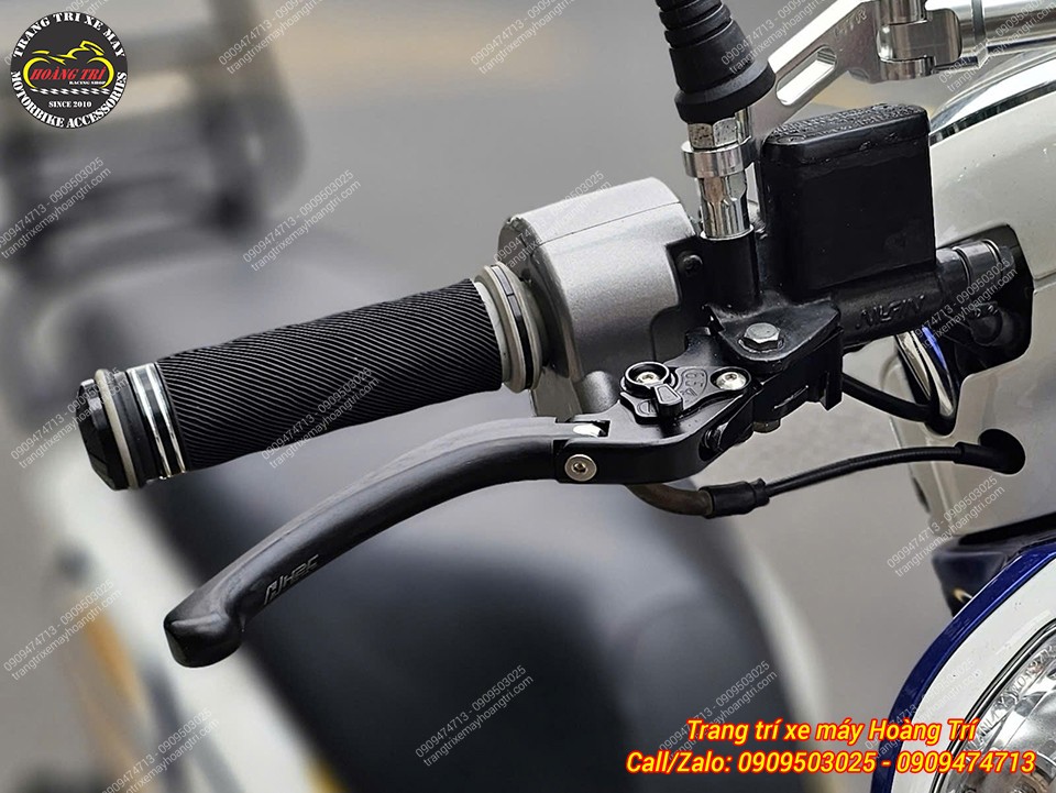 Cận cảnh cùm tay thắng bên phải của Scoopy 2014 với tay thắng kiểu H2C tông đen mạnh mẽ