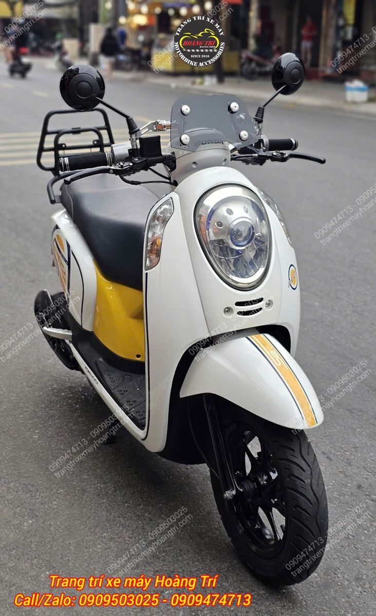 Kết hợp cùng bao tay, kính hậu và kính chắn gió sẽ giúp chiếc Scoopy 2014 của bạn đẹp hơn