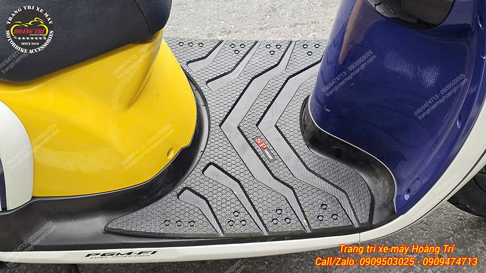 Cận cảnh thảm để chân cao su Scoopy, bề mặt chống trượt tốt, thiết kế ôm sát sàn xe