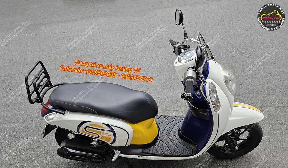 Tổng thể Scoopy lắp thảm để chân cao su, tăng tiện nghi sử dụng và giữ sàn xe sạch sẽ