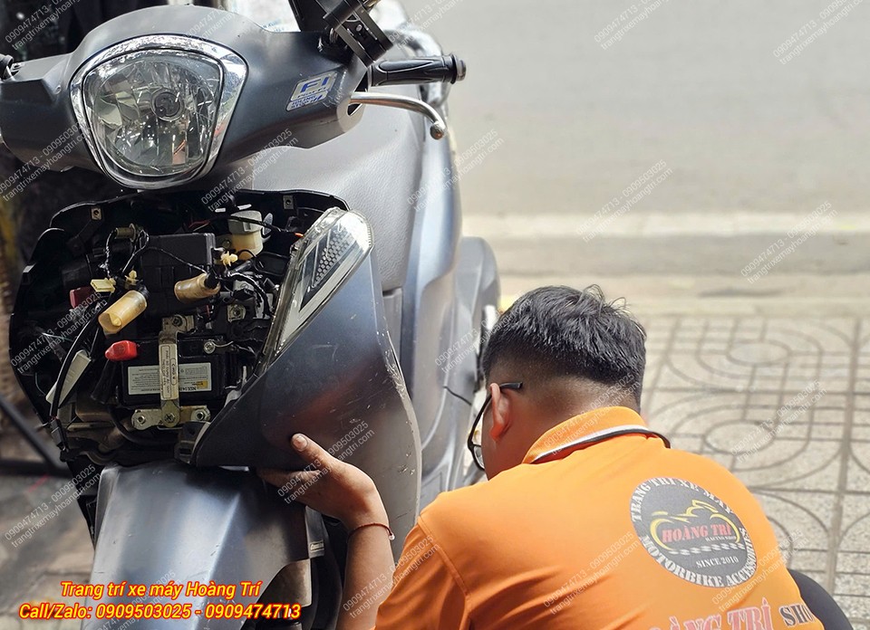 Nhân viên đang lắp lại dàn áo để hoàn chỉnh độ LED Audi i8 cho Sh Mode