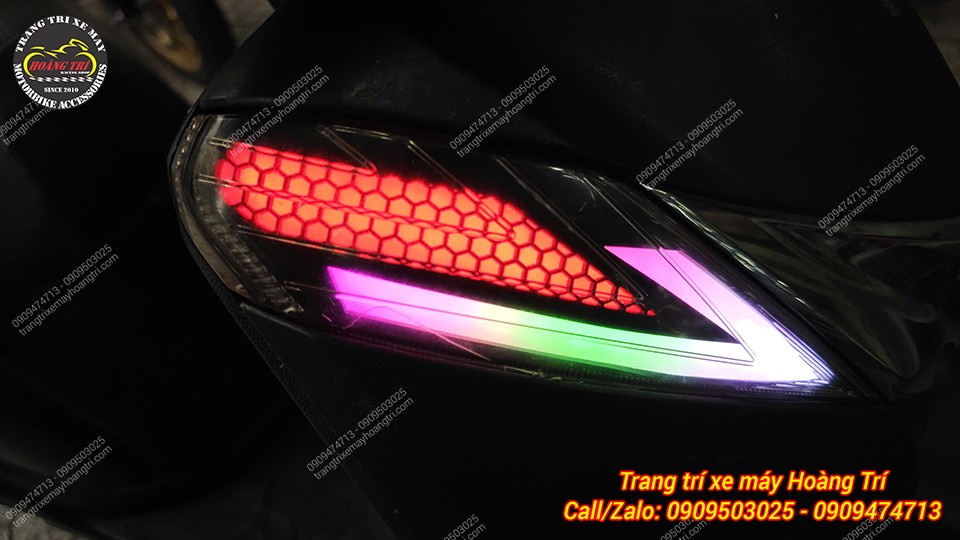 Cận cảnh đèn LED Audi i8 bên phải SH Mode, họa tiết tổ ong nổi bật khi lên đèn