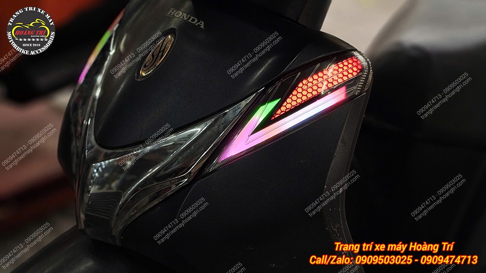 Hiệu ứng đèn LED Audi i8 khi bật ban đêm, tạo điểm nhấn mạnh mẽ cho phần đầu xe