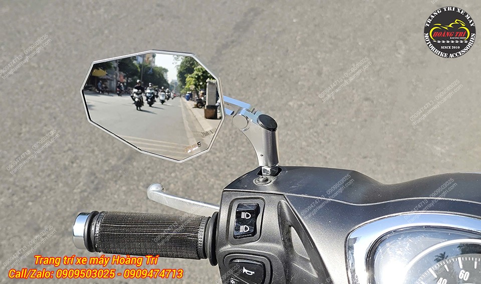 Góc view phía sau kính với góc view khá rộng và an toàn quan sát phía sau