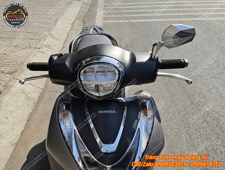 Góc view trực diện với chiếc kính màu bạc nổi bật và thu hút