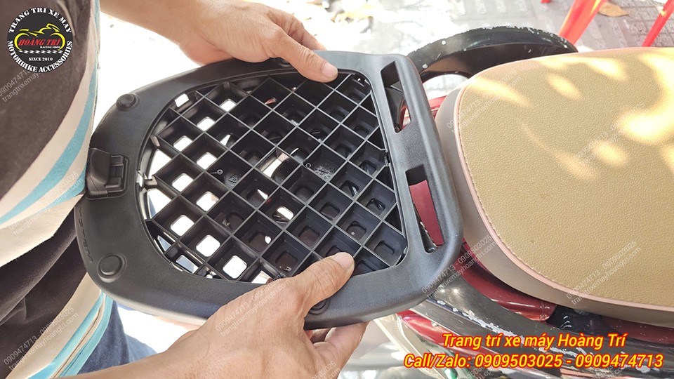 Cận cảnh thao tác đặt đế thùng Givi U37A lên baga sau xe Sh Mode