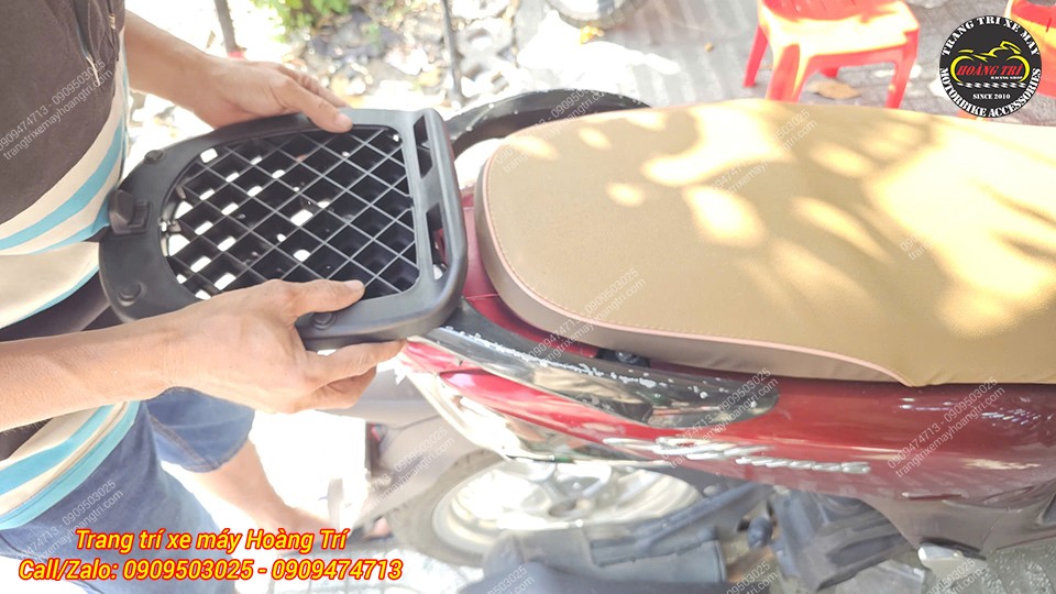 Đế thùng được lắp chắc chắn và đã sẵn sàng để nâng cấp chiếc thùng sau Givi U37A