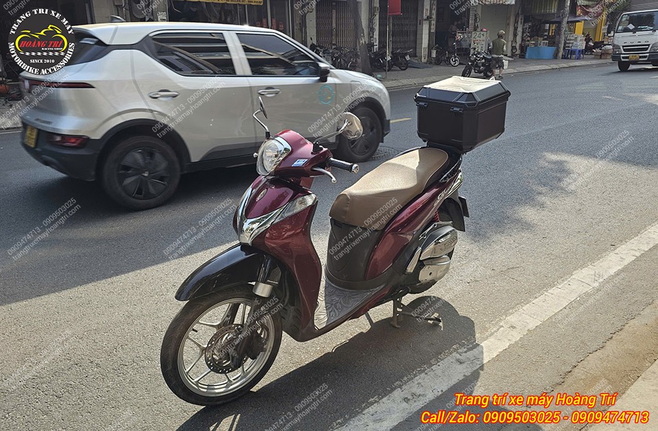 Góc nghiêng tổng thể SH Mode gắn thùng U37A, hài hòa kiểu dáng và màu sắc