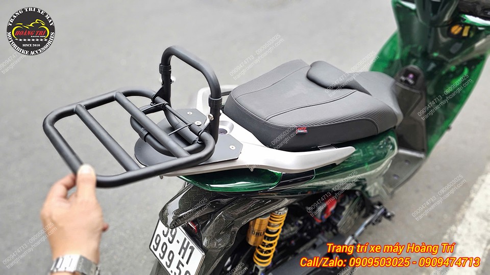 Thao tác bật baga sau kiểu Vespa trên xe SH, khung baga cứng cáp giúp lắp thêm thùng sau