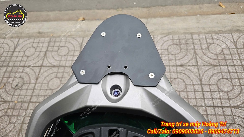 Cố định đế lắp baga sau tựa lưng trực tiếp trên cản sau xe Sh