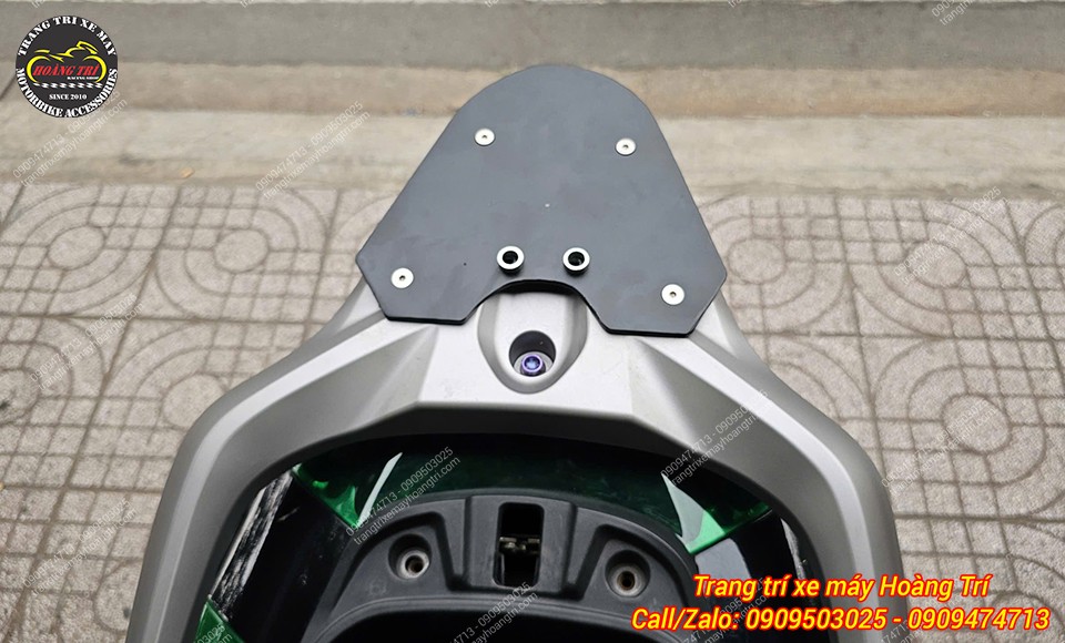 Thêm 2 ốc vít tại vị trí trung tâm phía trên để giúp chân đế chắc chắn hơn