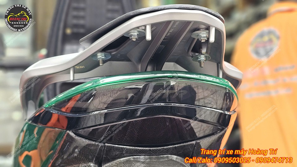 Mặt dưới của chân đế sau khi lắp đặt các ốc vít cố định trên xe Sh 2020