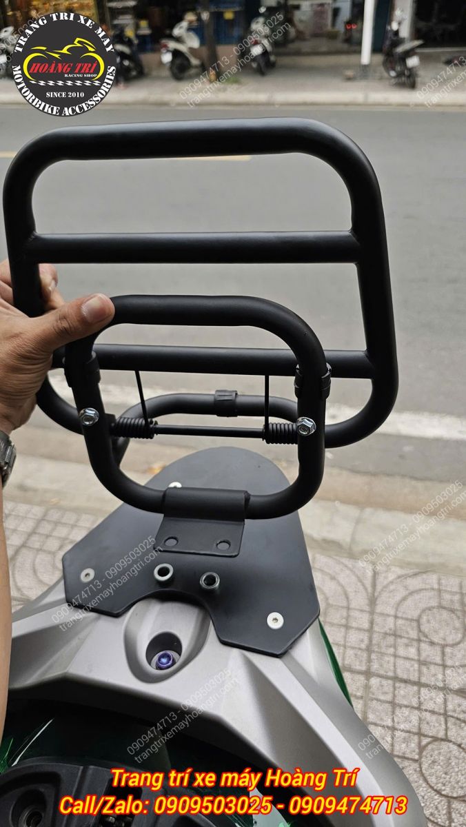 Cố định baga sau tựa lưng kiểu Vespa bằng ốc và pát dưới, đảm bảo độ chắc chắn