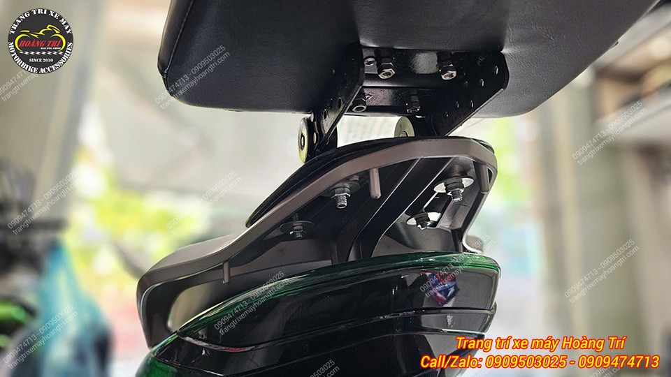Chi tiết pát gắn dưới đế tựa lưng V2, liên kết chắc với baga, hạn chế rung lắc khi vận hành