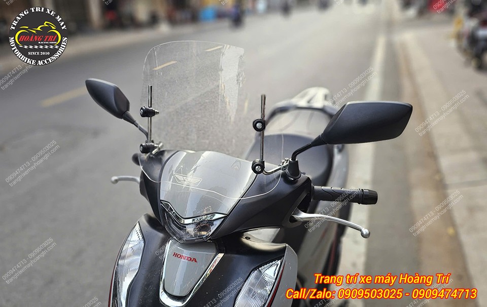 Kính chắn gió cao gắn xe SH, thiết kế trong suốt giúp chắn gió tốt khi di chuyển tốc độ cao