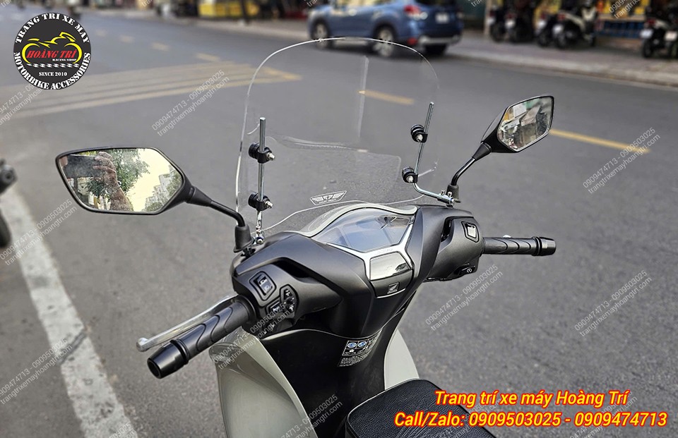 Góc nhìn từ người lái với kính chắn gió cao SH, hạn chế gió tạt và bụi bay trực diện