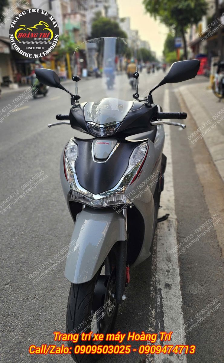 Trực diện đầu xe SH lắp kính chắn gió cao, tổng thể gọn gàng và tăng phong cách thể thao