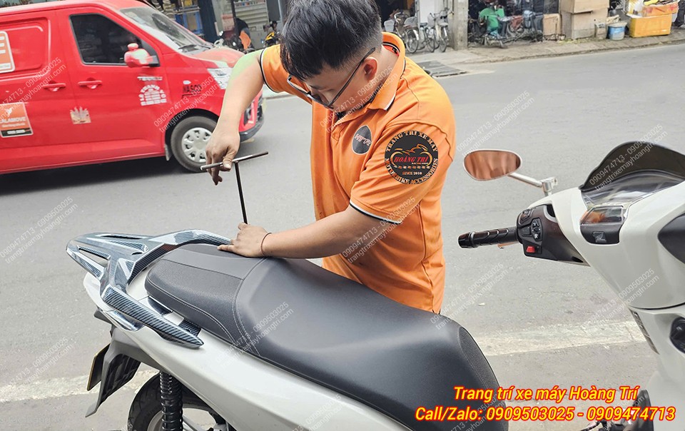 Nhân viên Hoàng Trí Shop tiến hành lắp cản sau nhúng carbon cho xe SH sau khi hoàn thiện