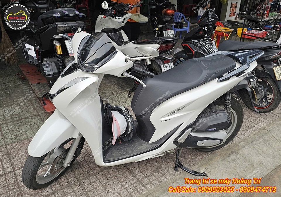Chiếc Sh 2020 màu trắng nổi bật khi kết hợp cản sau nhúng carbon, tăng tính thẩm mỹ